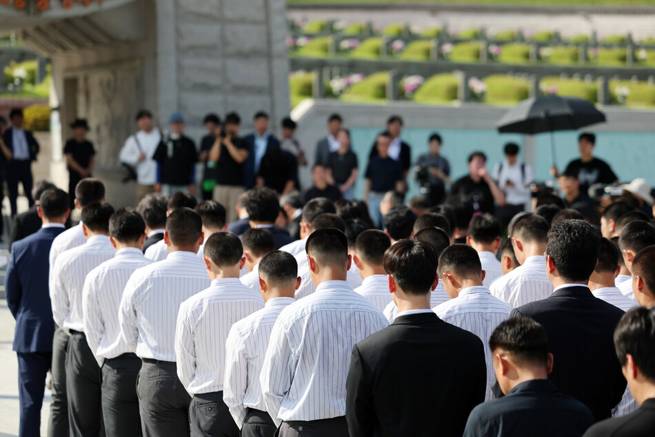6일 오후 전남광주통합특별시 북구 국립 5·18 민주묘지에서 광주제일고등학교·배재고등학교 학생들이 참배하고 있다.