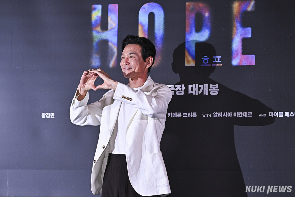 배우 황정민이 6일 서울 강남구 메가박스 코엑스점에서 열린 영화 ‘호프’ 언론시사회에 참석해 포즈를 취하고 있다.