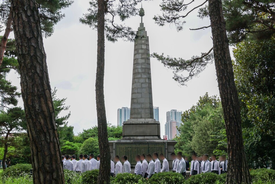 서울 배재고등학교 학생들이 6일 전남광주특별시 광주제일고등학교를 찾아 사과한 뒤 광주학생독립운동기념탑을 참배하고 있다.