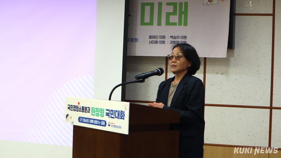 6일 서울 여의도 국회의원회관에서 ‘모든 청소년과 함께 성장하는 미래’를 주제로 열린 ‘현장형 국민대화 권역별 토론회’에서 천미아 청소년바로서기지원센터장이 발제에 나서고 있다. 유정민 기자