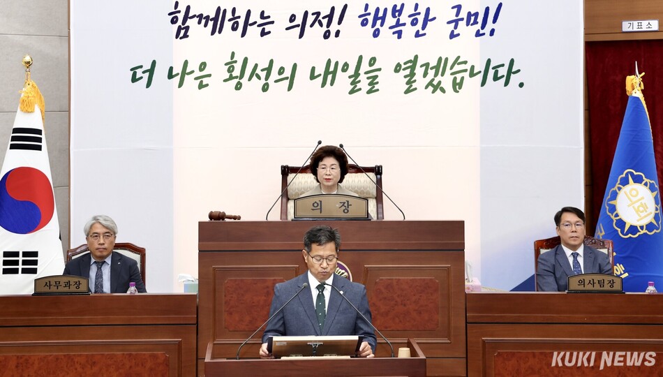 박승남 횡성군의장과 손동수(가운데 아래) 부의장. 횡성군의회