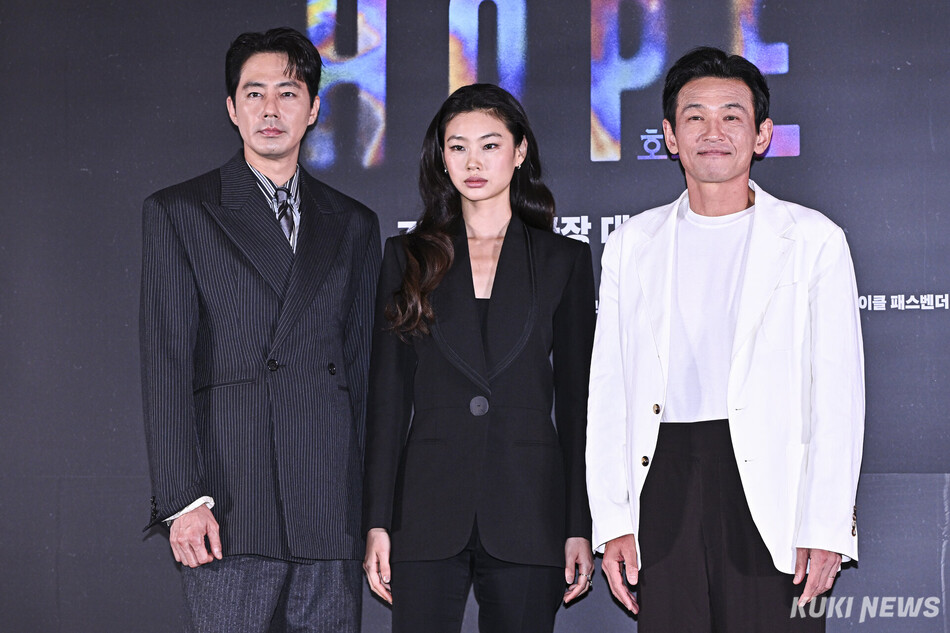 조인성, 정호연, 황정민(왼쪽부터)이 6일 오후 서울 삼성동 메가박스 코엑스에서 열린 영화 ‘호프’ 기자간담회에 참석해 포즈를 취하고 있다. 남동균 기자