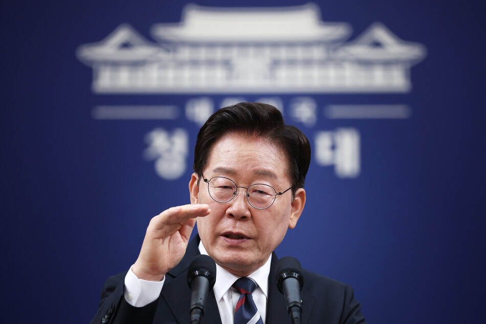 이재명 대통령이 지난달 19일 청와대 춘추관에서 열린 G7 참석·유럽 순방 결과 브리핑에서 ‘원포인트 개헌’과 관련해 발언하고 있다. 연합뉴스