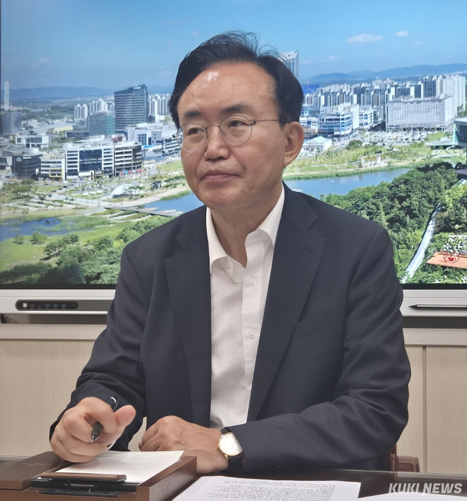 윤병태 나주시장은 특히 “공공기관 1, 2곳을 이전해서는 효과를 거둘 수 없다”며 “관련기관을 모아서 이전해야 산업생태계가 바뀌어 이전 효과를 거둘 수 있을 것”이라면서 나주는 한전 등 에너지 관련기관이 집중된 만큼, 현재 논의 중인 한국전력공사(한전) 산하 화력 5개 발전사(남동·중부·서부·남부·동서발전) 통합이 성사된다면 나주에 자리를 잡는 것이 가장 효과적일 것이라고 강조했다. /신영삼 기자