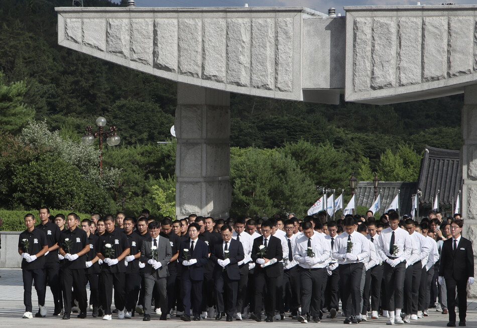 서울배재고 학생들과 광주제일고 학생들이 6일 오후 정근식 서울특별시교육감, 김대중 전남광주통합특별시교육감과 함께 국립 5.18묘지 참배를 위해 꽃을 들고 입장하고 있다. /전남광주통합특별시교육청