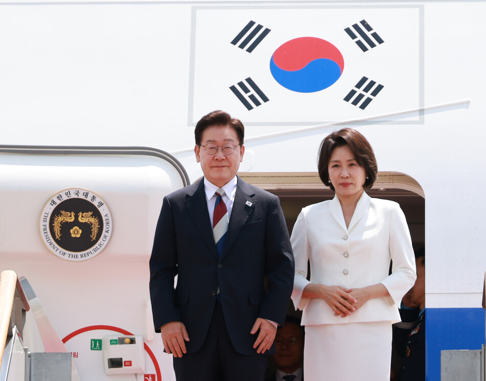 G7 정상회의와 유럽 순방을 마치고 귀국한 이재명 대통령과 김혜경 여사가 18일 성남 서울공항에 도착한 공군 1호기에서 내리고 있다. 연합뉴스