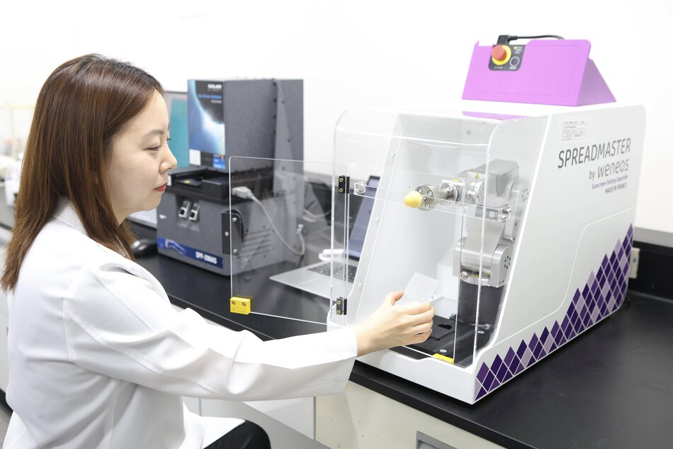 코스맥스 R&I유닛 ISO 23675 기반 SPF 평가를 진행하는 모습. 코스맥스 제공