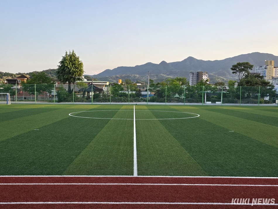 금산중·고등학교 인조잔디 운동장.