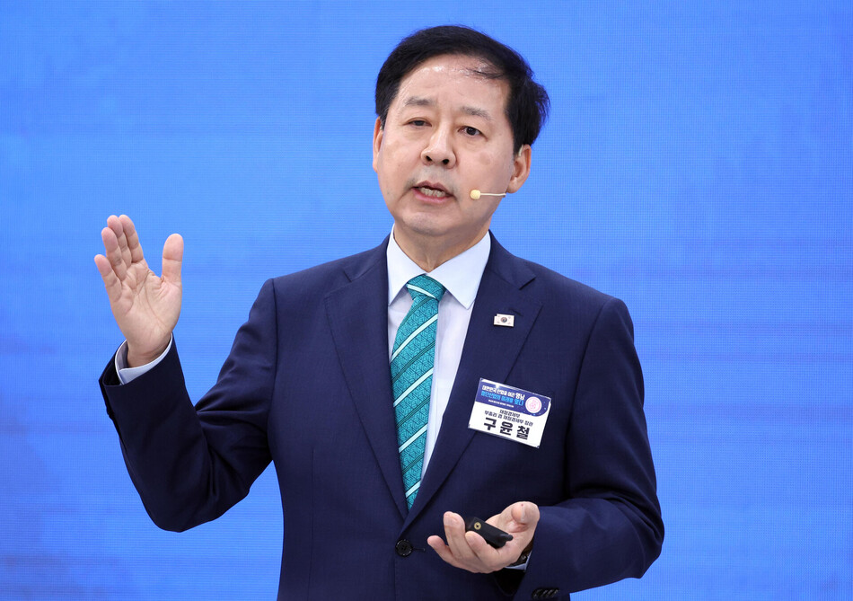 구윤철 부총리 겸 재정경제부 장관이 3일 경남 진주시에서 이재명 대통령 주재로 열린 영남권 첨단산업 발전비전 국민보고회에서 정부 지원방안을 발표하고 있다. 청와대통신사진기자단