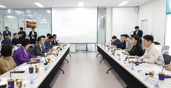 송미령 농림축산식품부 장관이 신안군을 찾아 농어촌 기본소득 시범사업의 운영 성과를 점검하고 섬 지역 주민들의 애로사항을 청취했다. /신안군