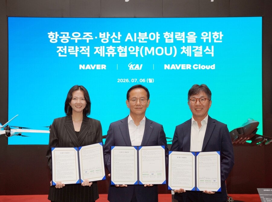 네이버, 네이버클라우드, 한국항공우주산업(KAI)가 지난 6일 경남 사천시 KAI 본사에서 방산 특화 AI 모델 개발 및 피지컬 AI 기반 미래전투체계 플랫폼 개발을 위한 업무협약을 체결했다. 네이버 제공