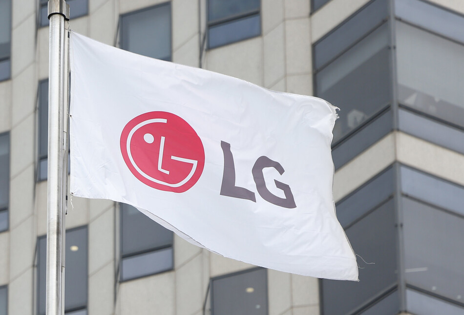 서울 영등포구 여의도 LG전자 사옥의 깃발이 흩날리고 있다. 연합뉴스