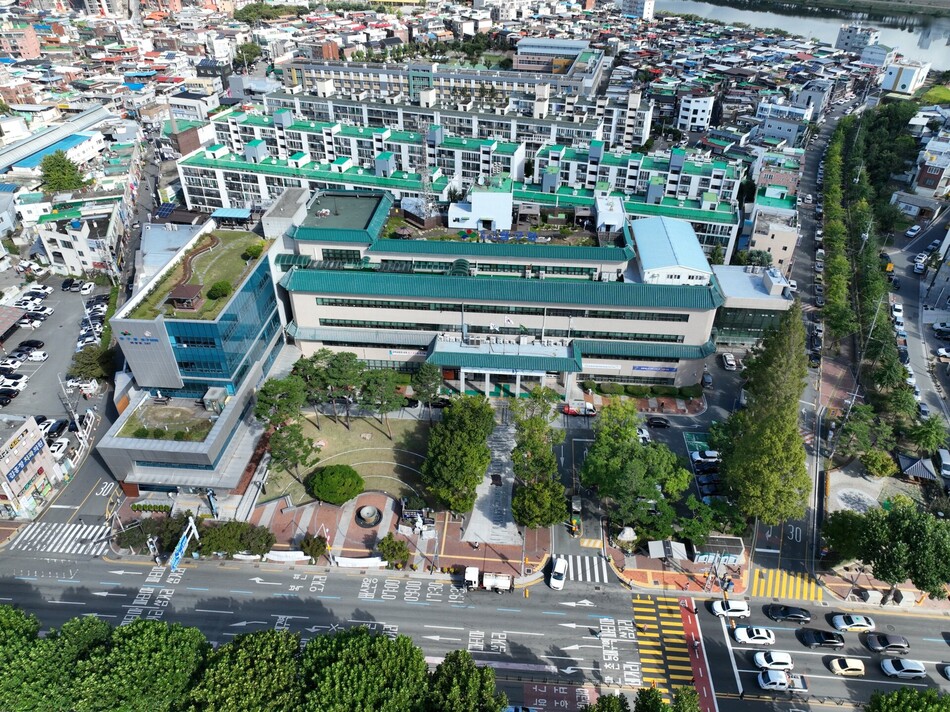 대구 동구청이 올 상반기 적극행정 우수사례를 선정하고 우수공무원을 선발했다. 동구청 제공
