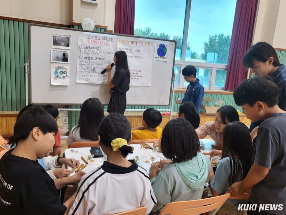 환경생태활동 후 스스로 프로젝트 발표에 나서고 있는 홍동초 학생들. 쿠키뉴스 자료사진