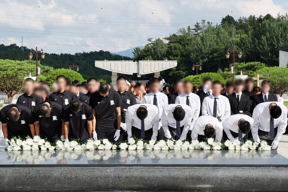 6일 오후 전남광주통합특별시 북구 국립 5·18 민주묘지에서 광주제일고등학교·배재고등학교 야구부 학생들이 참배하고 있다. 연합뉴스
