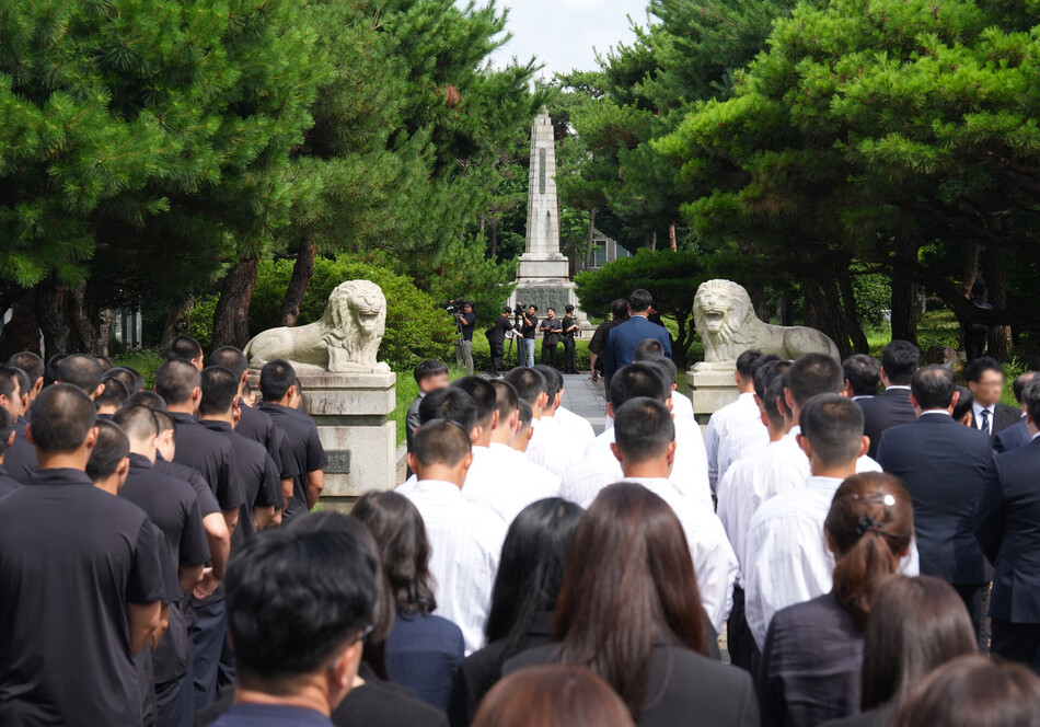 서울 배재고 학생들이 6일 전남광주통합특별시 광주제일고등학교를 찾아 사과한 뒤 광주학생독립운동기념탑을 참배하고 있다. 연합뉴스