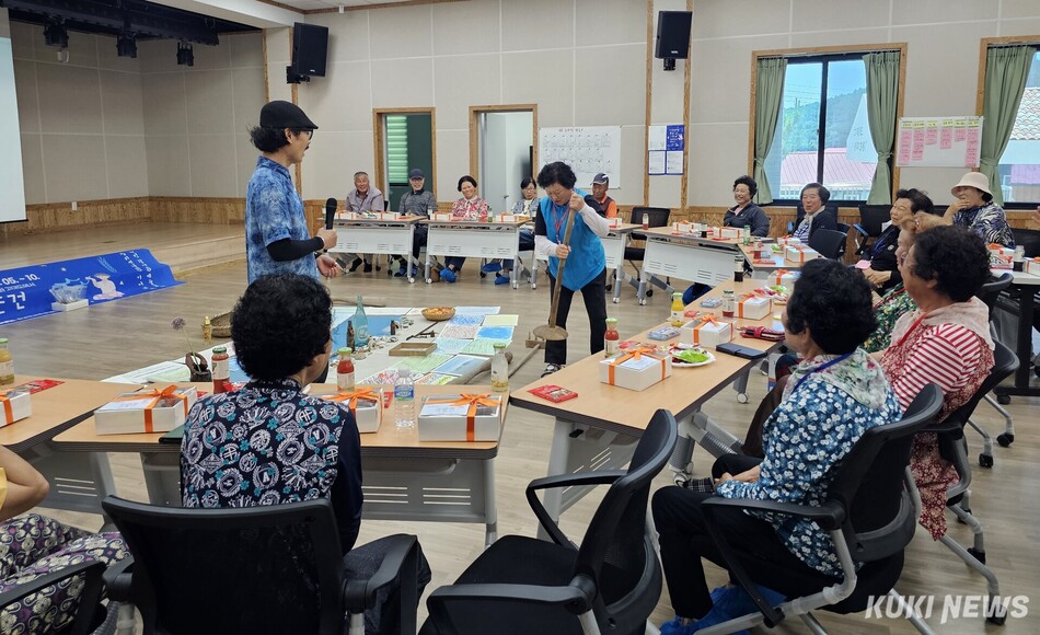 섬비엔날레조직위원회가 원산도와 고대도 주민을 대상으로 진행 중인 주민참여 문화예술교육 프로그램 모습.