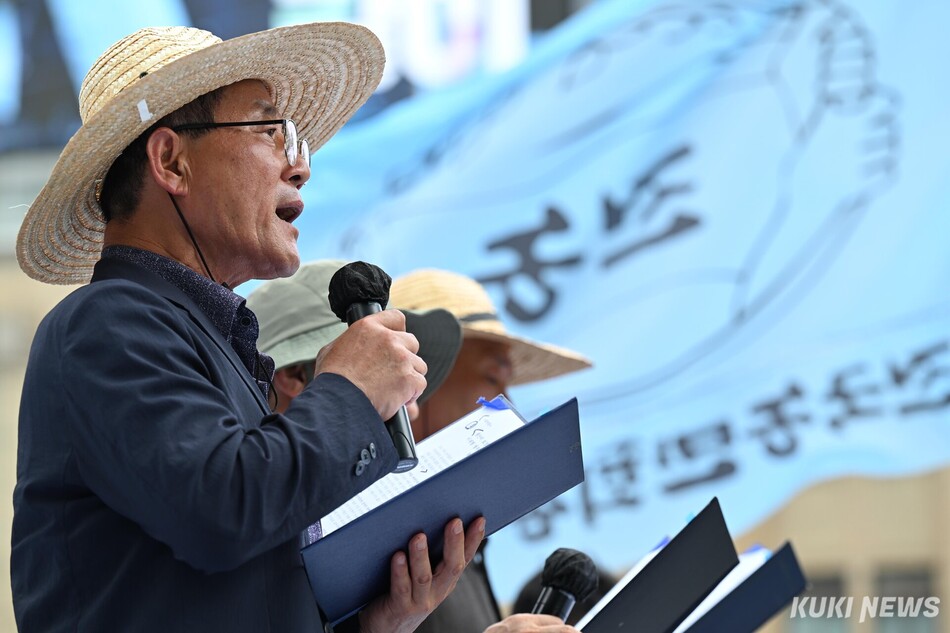 ‘7.7 전국농민대회‘에 참가한 농민들이 7일 오후 서울 광화문 동화면세점 앞에서 결의문을 낭독하고 있다.