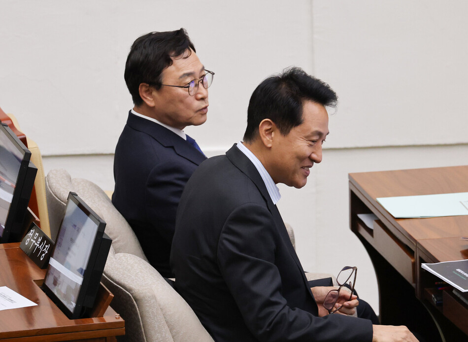 오세훈 서울시장과 정근식 서울시교육감이 지난달 24일 서울 중구 서울시의회에서 열린 제336회 정례회 제2차 본회의에 참석해 있다. 연합뉴스