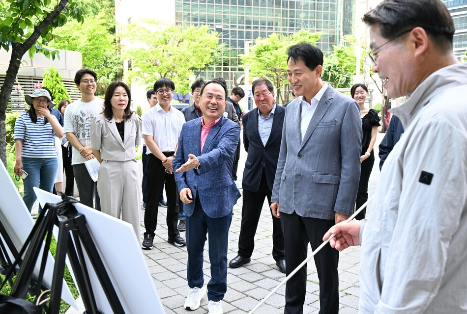 오세훈 서울시장이 7일 서울 구로구 G밸리 일대에 조성된 가로숲정원을 둘러보고 있다. 서울시 제공