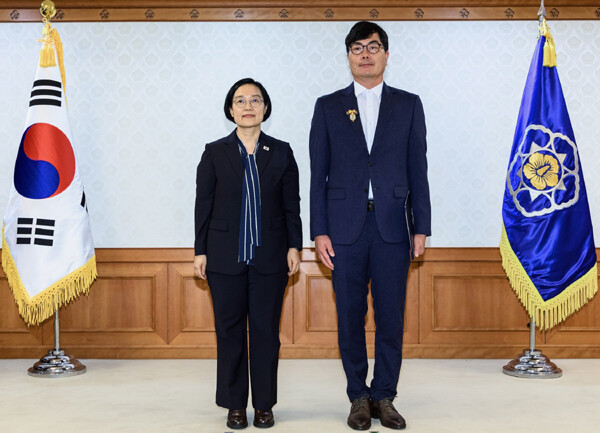 전남광주통합특별시는 7일 정부서울청사에서 열린 제6회 적극행정 유공 정부포상 시상식에서 임대진 대학인재정책과장이 녹조근정훈장을, 오문교 종합건설본부 품질시험팀장(오른쪽)이 대통령 표창을 각각 수상했다고 밝혔다. /전남광주통합특별시