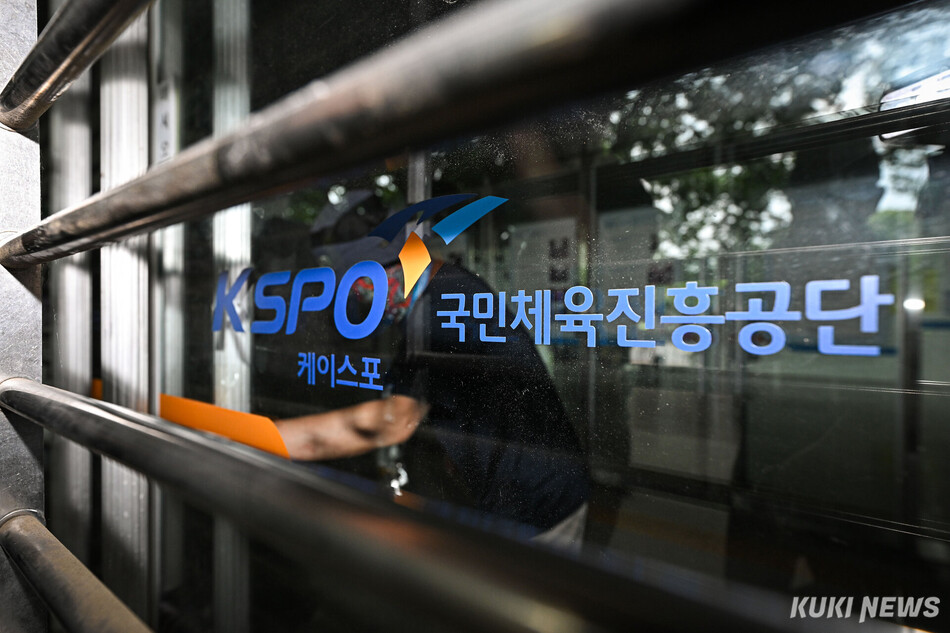 2일 서울 송파구 올림픽공원 핸드볼경기장 앞에서 경찰이 국조특위 현장조사를 앞두고 출입로를 확보하고 있다. 남동균 기자
