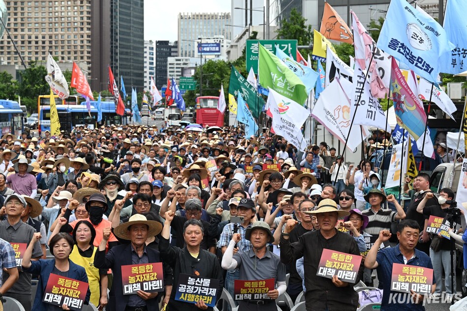 7일 오후 서울 광화문 동화면세점 앞에서 ‘7.7 전국농민대회‘가 진행되고 있다. 임은재 기자