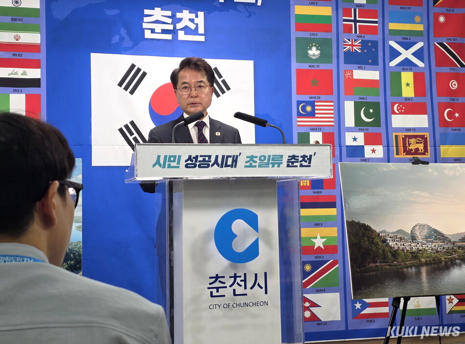 육동한 춘천시장이 7일 삼천동 일원의 두산연수원 부지 개발 사업을 밝히고 있다. (사진=한재영)