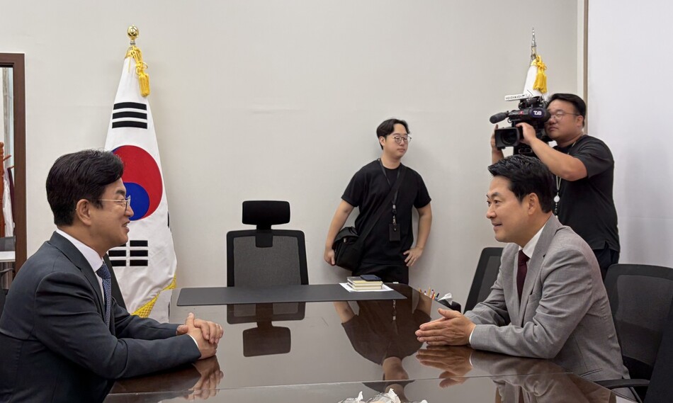 장동혁 국민의힘 당대표가 7일 허태정 대전시장의 취임 인사를 받으며 ‘초당적 협력‘을 전하고 있다. 대전시