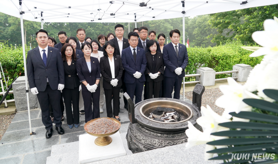 춘천시의회 의원들이 7일 춘천시 우두동 충렬탑을 찾으며 첫 공식 일정을 시작했다. (사진=춘천시의회)