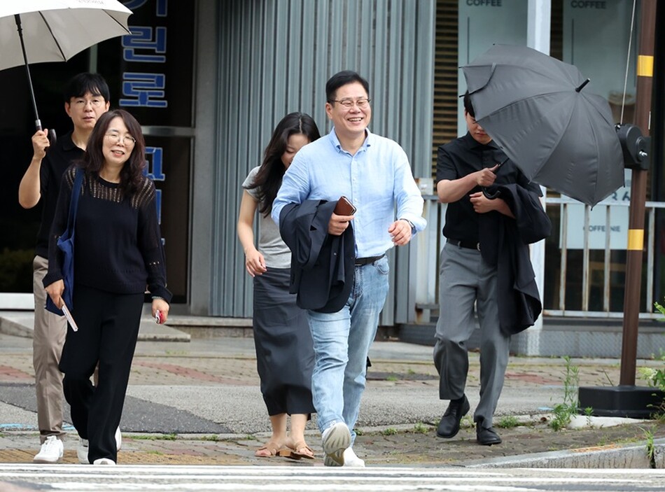조지훈 전주시장이 ‘캐즈얼 데이’가 본격 시행된 7일 편안한 복장으로 출근하고 있다.