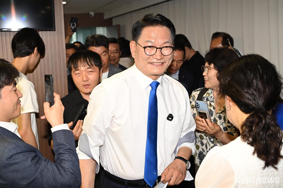 송영길 더불어민주당 의원이 8일 서울 여의도 당사에서 당대표 출마를 선언한 후 지지자들과 인사하고 있다.