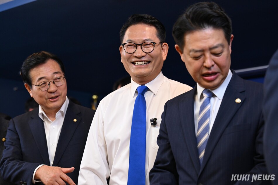송영길 더불어민주당 의원이 8일 서울 여의도 당사에서 당대표 출마를 선언하기 위해 연단에 오르고 있다.