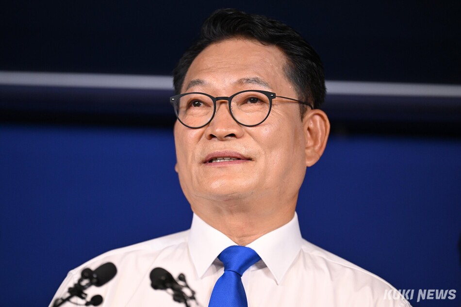 송영길 더불어민주당 의원이 8일 서울 여의도 당사에서 당대표 출마를 선언하고 있다.
