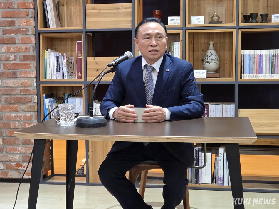 구본영 충남도 정무부지사가 8일 도청 프레스센터를 방문한 가운데 자신의 정치자금법 위반을 둘러싼 논란에 대해 해명하고 있다. 사진=홍석원 기자
