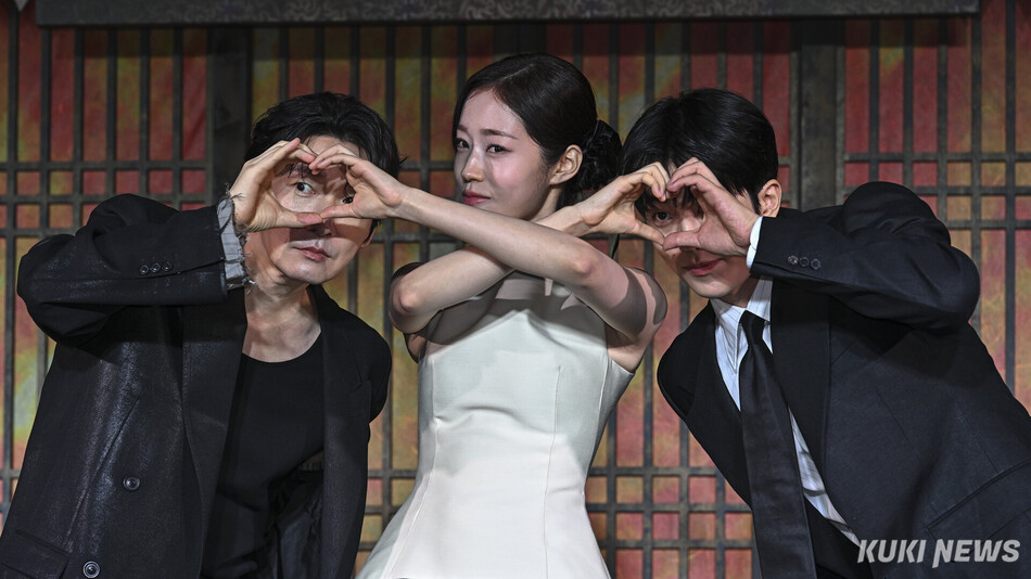 배우 조승우, 노윤서, 남주혁(왼쪽부터)이 7일 서울 영등포구 페어몬트 앰배서더 서울에서 열린 넷플릭스 시리즈 ‘동궁‘ 제작발표회에 참석해 포즈를 취하고 있다.