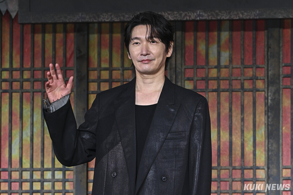 배우 조승우가 7일 서울 영등포구 페어몬트 앰배서더 서울에서 열린 넷플릭스 시리즈 ‘동궁‘ 제작발표회에 참석해 포즈를 취하고 있다.