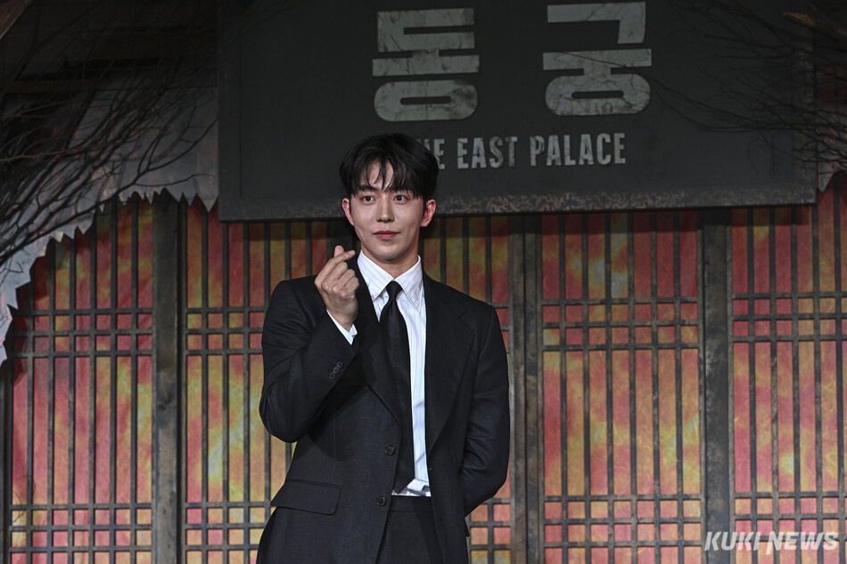 배우 남주혁이 7일 서울 영등포구 페어몬트 앰배서더 서울에서 열린 넷플릭스 시리즈 ‘동궁‘ 제작발표회에 참석해 포즈를 취하고 있다.