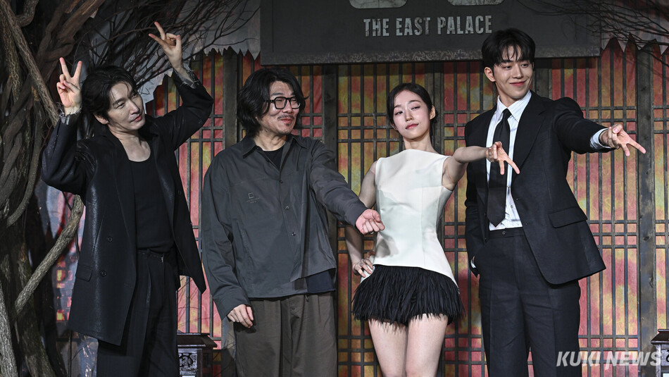 조승우, 최정규 감독, 노윤서, 남주혁(왼쪽부터)이 8일 오전 서울 여의도동 페어몬트 앰배서더에서 열린 넷플릭스 시리즈 ‘동궁’ 제작발표회에 참석해 포즈를 취하고 있다. 남동균 기자