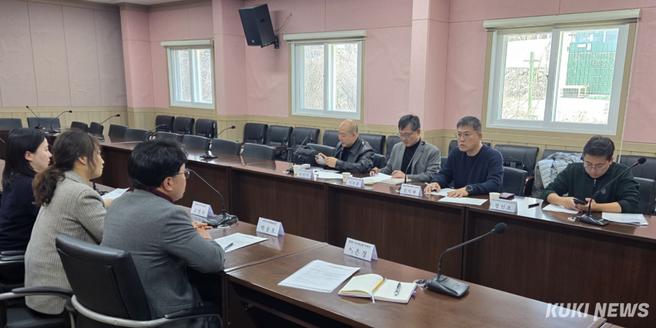 오는 9월 평창 진부면민체육공원에서 열리는 ‘제67회 한국민속예술‘의 성공적인 개최를 위한 ‘전국 시도 연출자 회의’가 전국 시·도 대표 연출자를 비롯해, 평창군·전통공연예술진흥재단 관계자 등 100여명이 참석한 가운데 9일 진부면 평창송어종합공연체험장에서 진행된다. 지난 3월 열린 강원도·평창군·전통공연예술진흥재단 관계기관 협의체 회의 모습. 평창군 제공