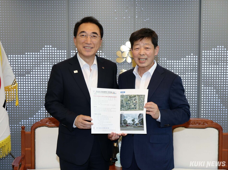 박정주 홍성군수가 지난 6일 충남도청을 방문해 박수현 도지사와 면담하고 있다.