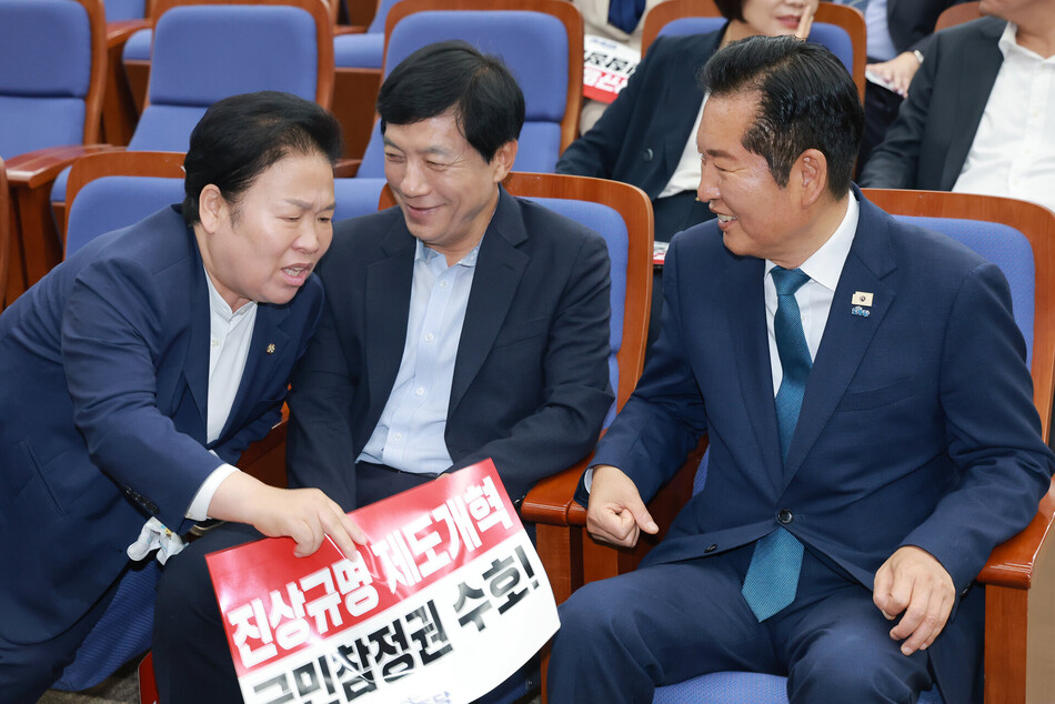 정청래 전 더불어민주당 대표(오른쪽)가 지난달 18일 국회에서 열린 의원총회에 참석해 문정복·이성윤 민주당 최고위원과 대화하고 있다. 연합뉴스