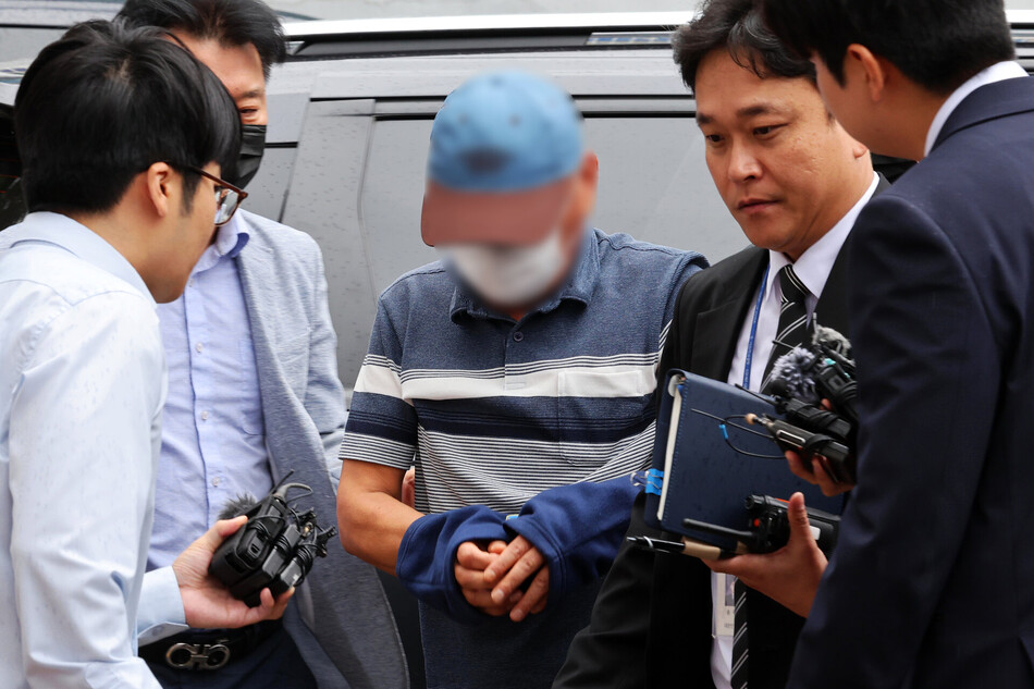 ‘광주 여고생 살해 사건’ 수사 과정에서 증거인멸 혐의를 받는 광주 광산경찰서 수사팀장 A경감이 8일 전남광주통합특별시 동구 광주지방법원에서 열린 구속 전 피의자 심문에 출석하고 있다. 경찰은 A경감이 장윤기 차량 압수수색 과정에서 케이블타이 관련 증거를 인멸한 것으로 보고 7일 구속영장을 신청했다. 연합뉴스