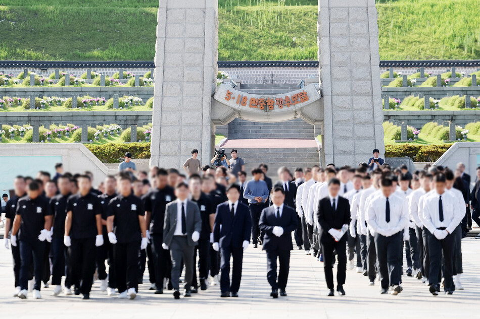 지난 6일 오후 전남광주통합특별시 북구 국립 5·18 민주묘지에서 광주제일고등학교·배재고등학교 학생들이 참배하고 있다. 연합뉴스