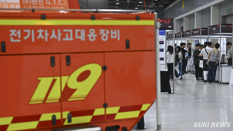 8일 서울 서초구 양재 aT센터에서 열린 ‘2026 소방방재기술산업전‘을 찾은 시민들이 부스를 둘러보고 있다.