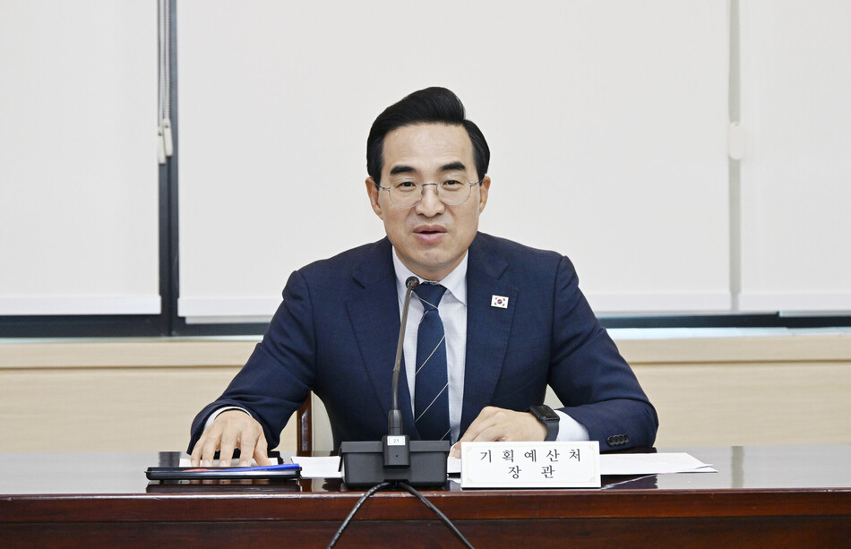 박홍근 기획예산처 장관이 1일 서울 종로구 정부서울청사에서 열린 성과관리 개선 전문가 간담회를 주재하고 있다.기획예산처 제공
