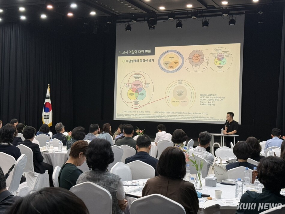 충남교육청은 8일 학교의 인공지능 디지철 전환을 위해 경북대 이동국 교수의 ‘인공지능 전환 시대, 미래 교육의 상상과 대응‘ 특강을 실시했다.