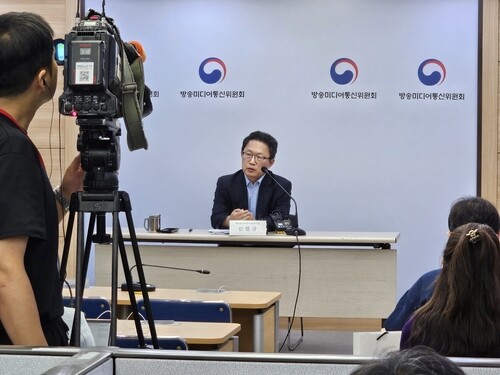 신영균 방미통위 방송통신이용자정책국장이 개정 정보통신망법에 대해 설명하고 있다. 연합뉴스