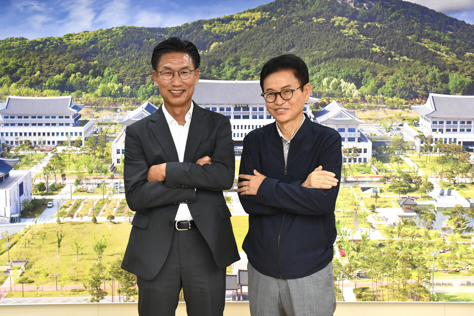 마사회 본사 영천 이전을 공동 추진키로 합의한 김병삼(왼쪽) 영천시장과 이철우 경북도지사가 기념촬영을 하고 있다. 영천시청 제공