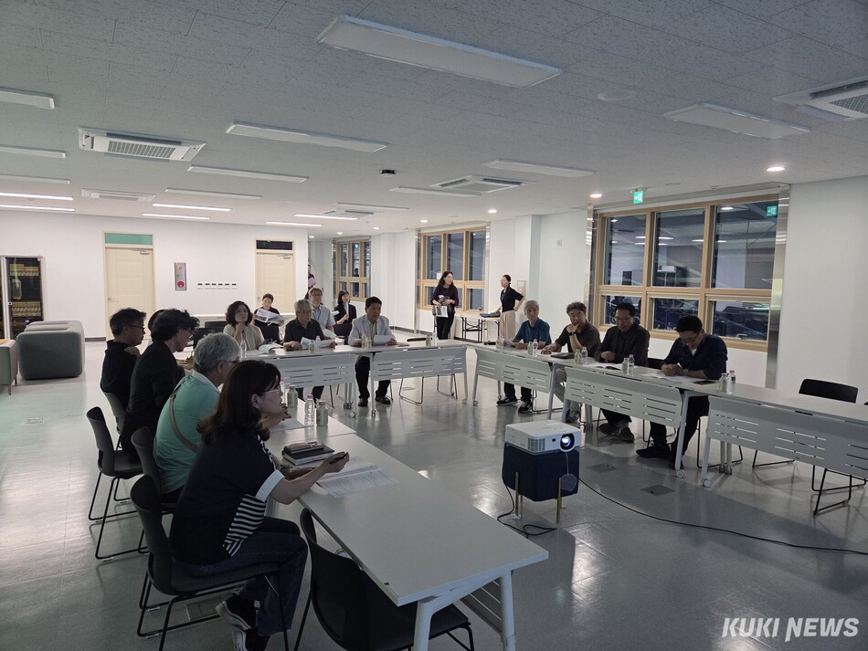 횡성 500만 관광 시대 준비위는 지난 7일 묵계리 폐 탄약고에서 ‘폐 탄약고 활용 문화예술 단지 조성 사업’ 현장 간담회를 개최했다. 준비위